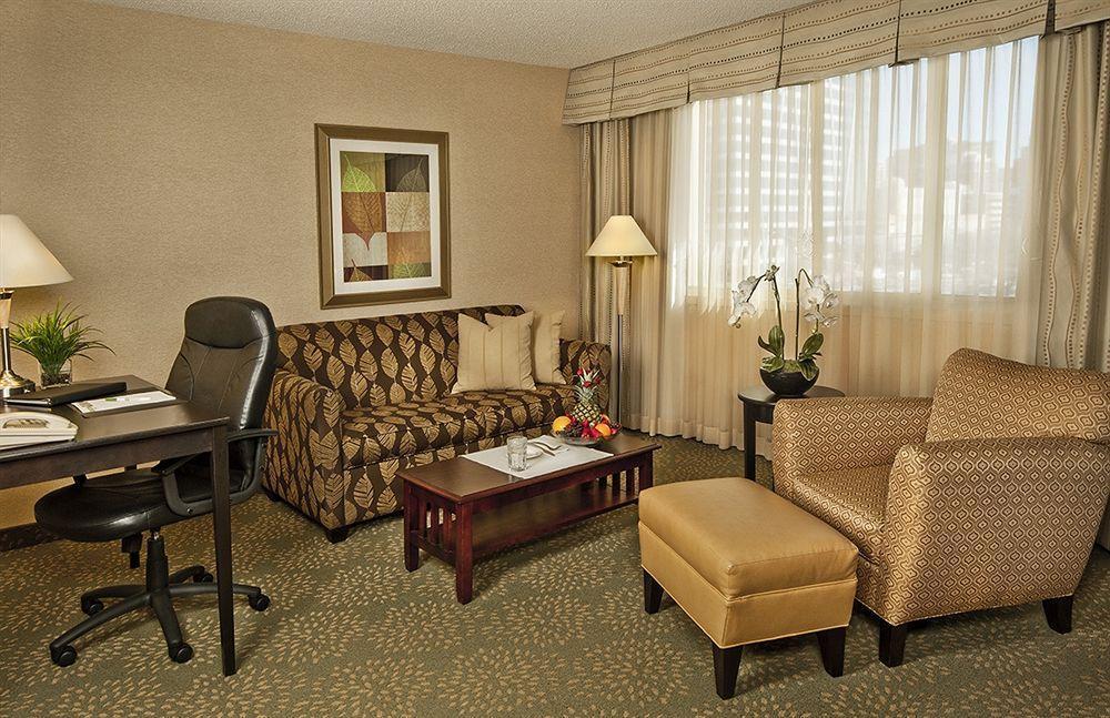Holiday Inn Alexandria At Carlyle By Ihg Exteriör bild